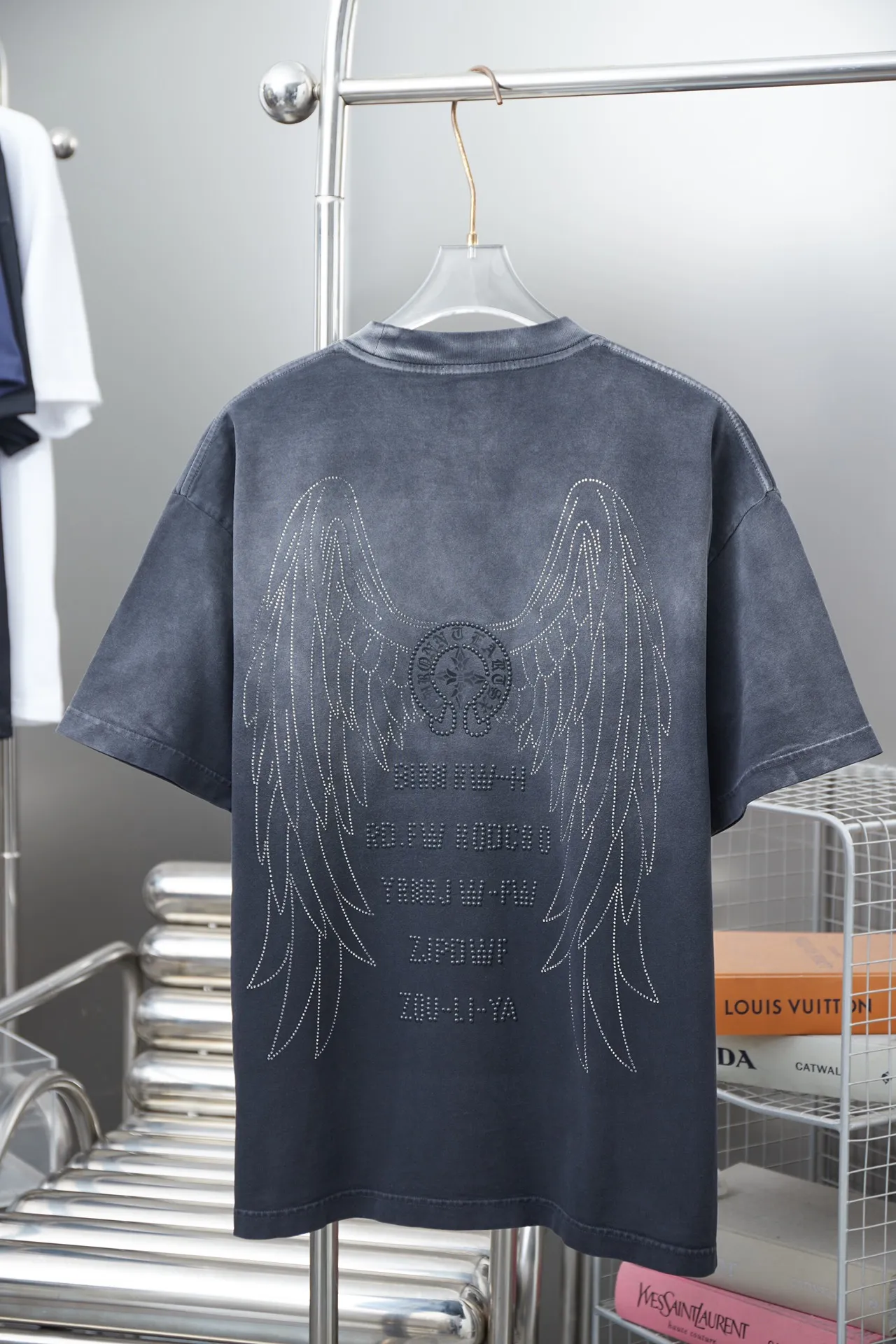 🅿️220 Ch*ome Hearte 25SS early spring new style, short-sleeved Croix heart diamonds, light luxury, essential item for daily commuting for men and women, correct version, comparison welcome, detailed features · 280g 100% pure cotton double yarn jersey fabric · Custom dyed in the same vat, special thickened 32 pieces double-stranded 1X1 thread · Imported Australian matte pearlescent diamonds ➕ thick letter logo · Ready-made garments made of piece dyeing Then do the faded fried snowflake process, then wash it to make it look old · General washing to improve the effect · Double needle stitching and cross-stitch process · Original main mark, washed tag, brand moisture-proof paper packaging Color: black/white Size: S/M/L/XL